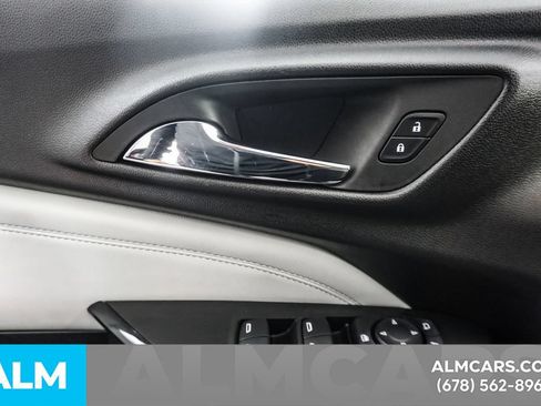 Used 2025 Chevrolet Trax LT FWD image 48