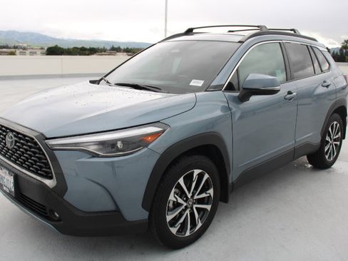 Certified 2024 Toyota Corolla Cross XLE image 6