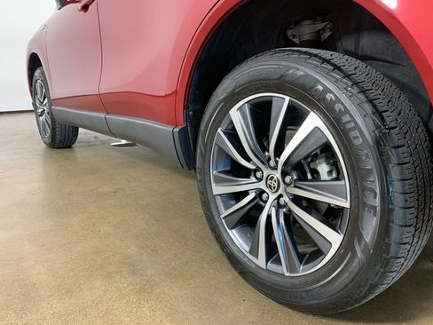 Used 2021 Toyota Venza LE AWD/4WD image 15