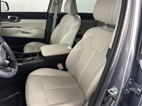 Certified 2025 Kia Sorento S w/ Panoramic Sunroof Package FWD image 8