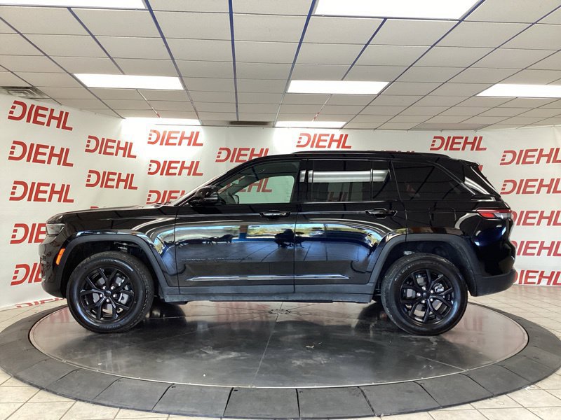 Used 2025 Jeep Grand Cherokee Altitude AWD/4WD image 4