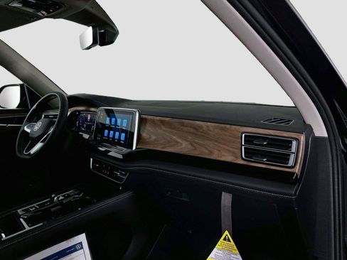 Certified 2026 Volkswagen Atlas SE FWD image 24