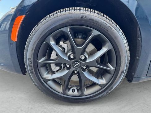 Used 2023 Chrysler Pacifica Limited w/ Uconnect Theater Family Group image 23