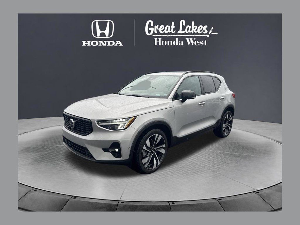 Used 2023 Volvo XC40 B5 Plus w/ Driver Assist Package AWD/4WD 360° Tour