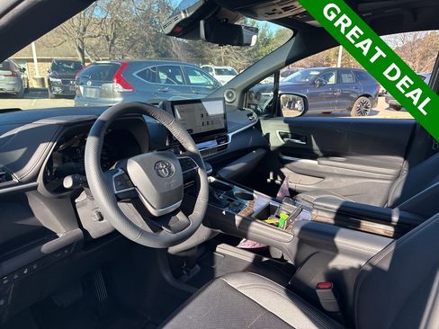 Used 2025 Toyota Sienna Platinum image 20