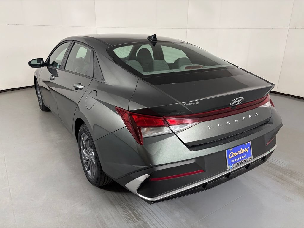 Used 2024 Hyundai Elantra SEL FWD image 6