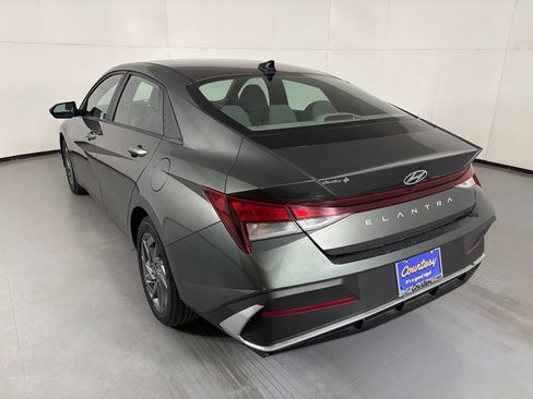 Used 2024 Hyundai Elantra SEL FWD image 6