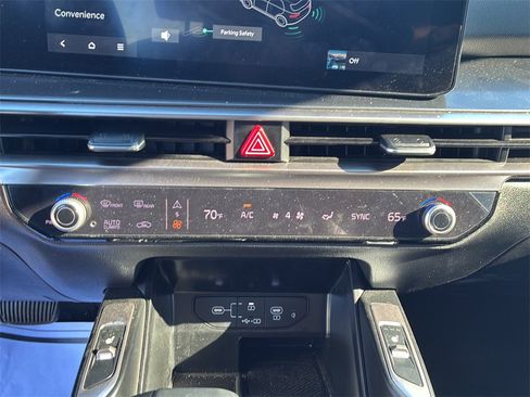 Certified 2025 Kia Sorento S image 28