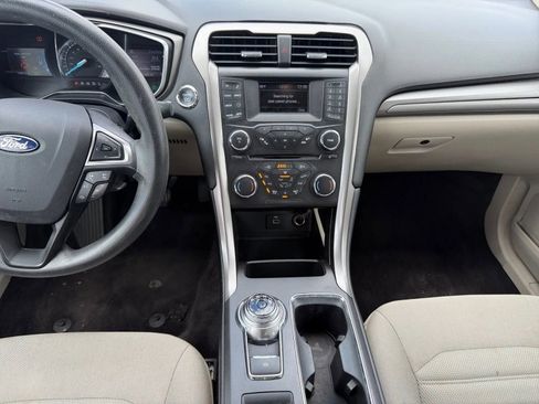 Used 2017 Ford Fusion SE image 11