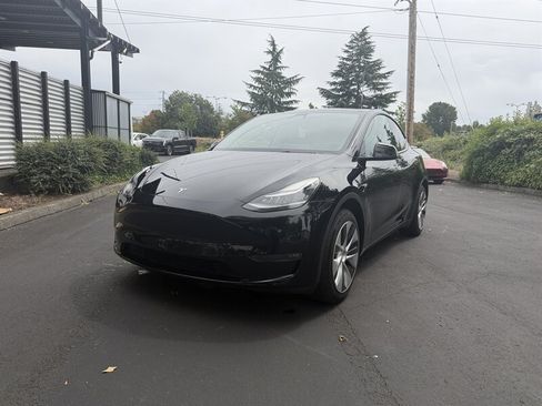 Used 2021 Tesla Model Y Long Range AWD/4WD image 2