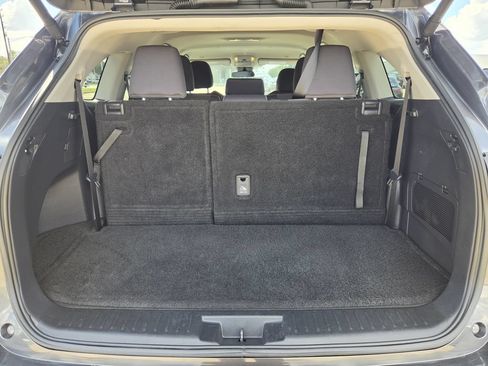 Used 2025 Toyota Highlander LE FWD image 30