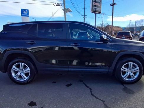 Used 2022 GMC Terrain SLE image 9