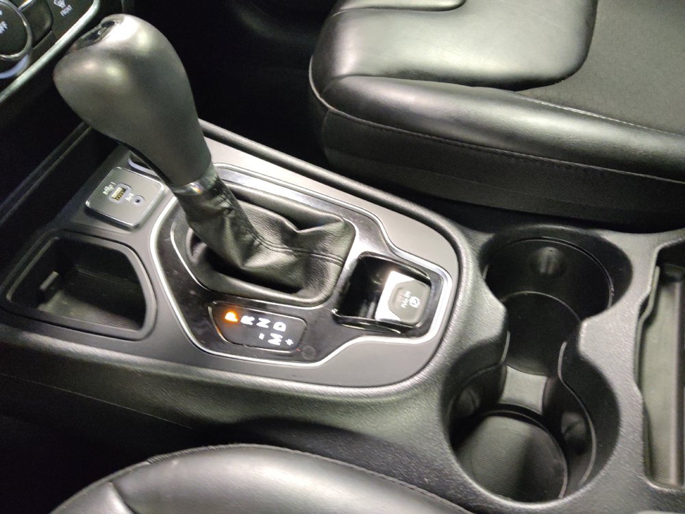 Used 2020 Jeep Cherokee Latitude Plus FWD image 26