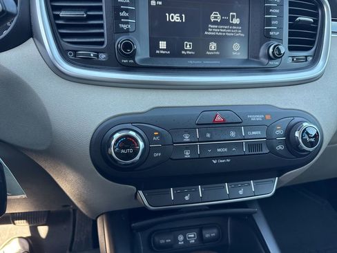 Used 2018 Kia Sorento LX image 16