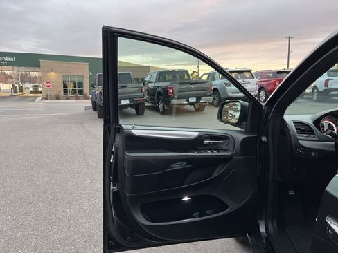 Used 2019 Dodge Grand Caravan GT image 25