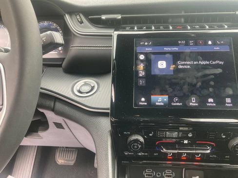 Used 2024 Jeep Grand Cherokee Altitude AWD/4WD image 21