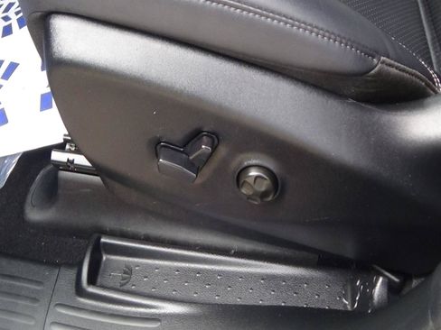 Certified 2025 Chrysler Pacifica Select FWD image 16
