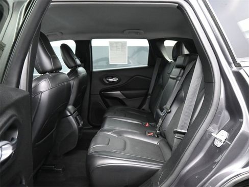 Used 2019 Jeep Cherokee Limited image 16