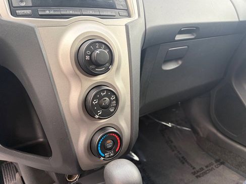 Used 2009 Toyota Yaris 4-Door Hatchback FWD image 18