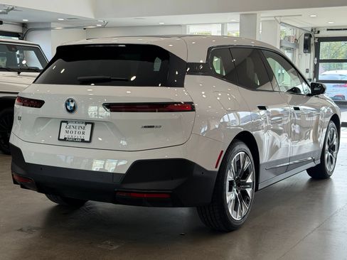 Used 2024 BMW iX xDrive50 w/ Premium Package AWD/4WD image 4
