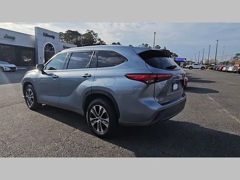 Used 2022 Toyota Highlander XLE image 25