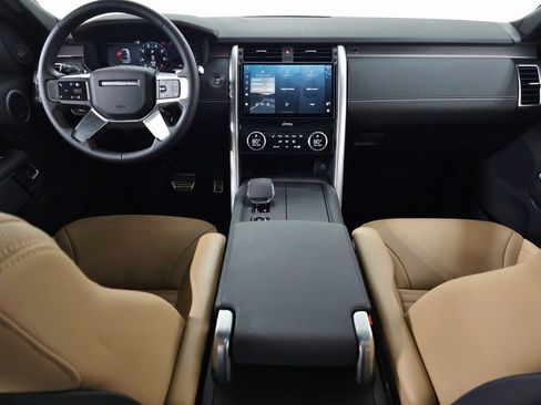 Used 2025 Land Rover Discovery Dynamic SE image 14