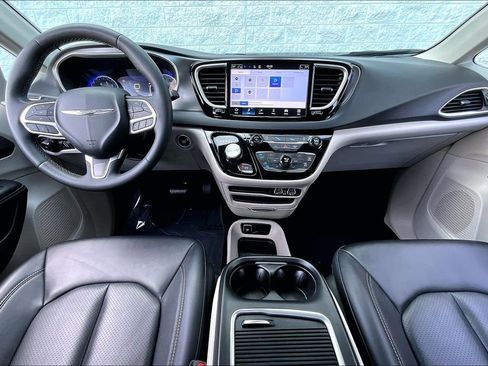 Used 2024 Chrysler Pacifica Touring-L image 15