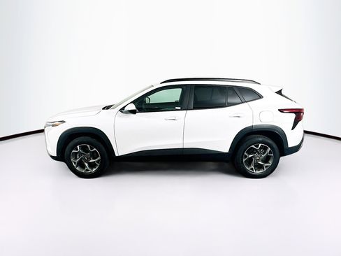 Used 2025 Chevrolet Trax LT w/ LT Convenience Package image 4