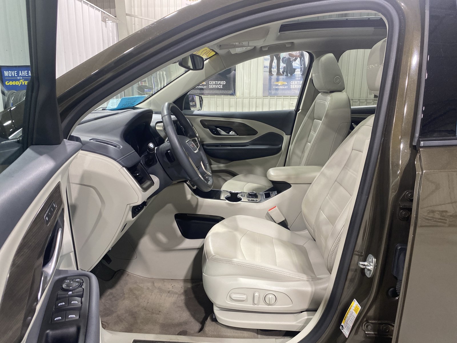 Used 2024 GMC Terrain Denali w/ Denali Premium Package AWD/4WD image 2