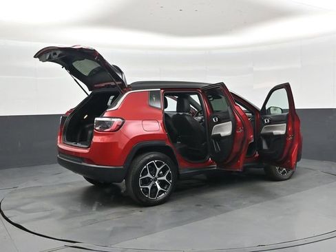 Used 2025 Jeep Compass Limited image 46