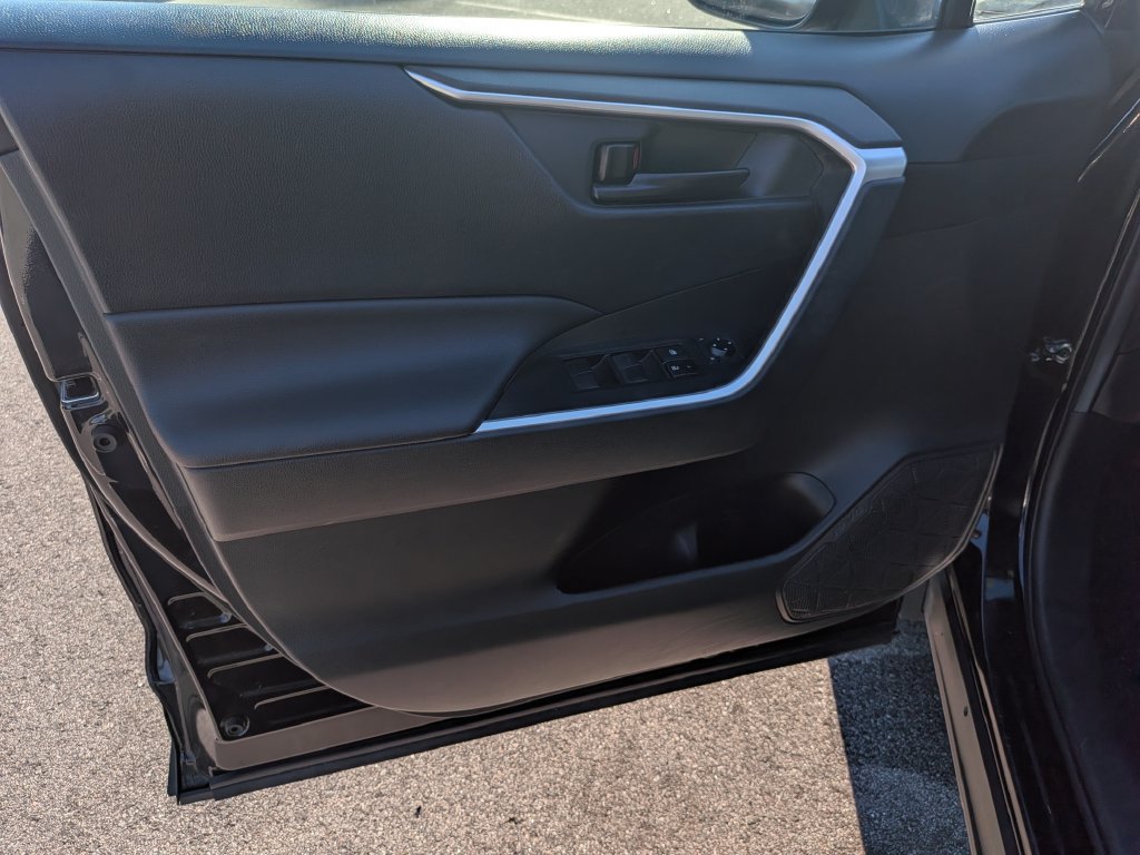 Used 2021 Toyota RAV4 LE FWD image 8