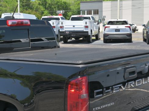 Used 2022 Chevrolet Colorado Z71 w/ Z71 Midnight Edition AWD/4WD image 33
