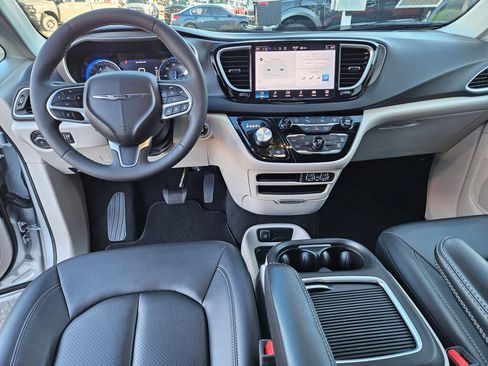 Used 2024 Chrysler Pacifica Touring-L image 18