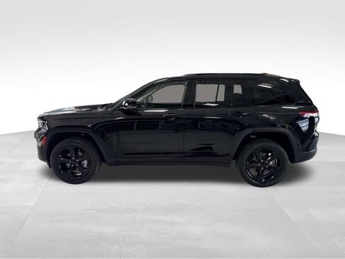 Used 2023 Jeep Grand Cherokee Limited w/ Black Appearance Package AWD/4WD image 2