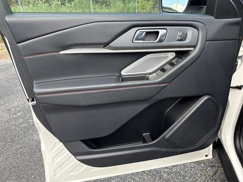 Used 2025 Ford Explorer ST image 11