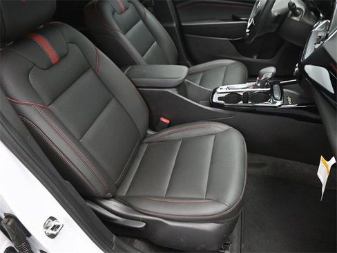 Certified 2025 Chevrolet Trax RS w/ Sunroof Package image 11