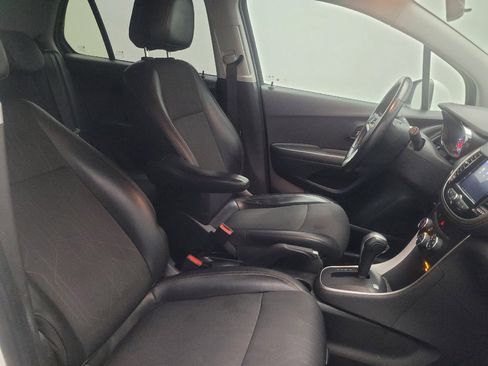 Used 2020 Chevrolet Trax LT w/ LT Convenience Package FWD image 21