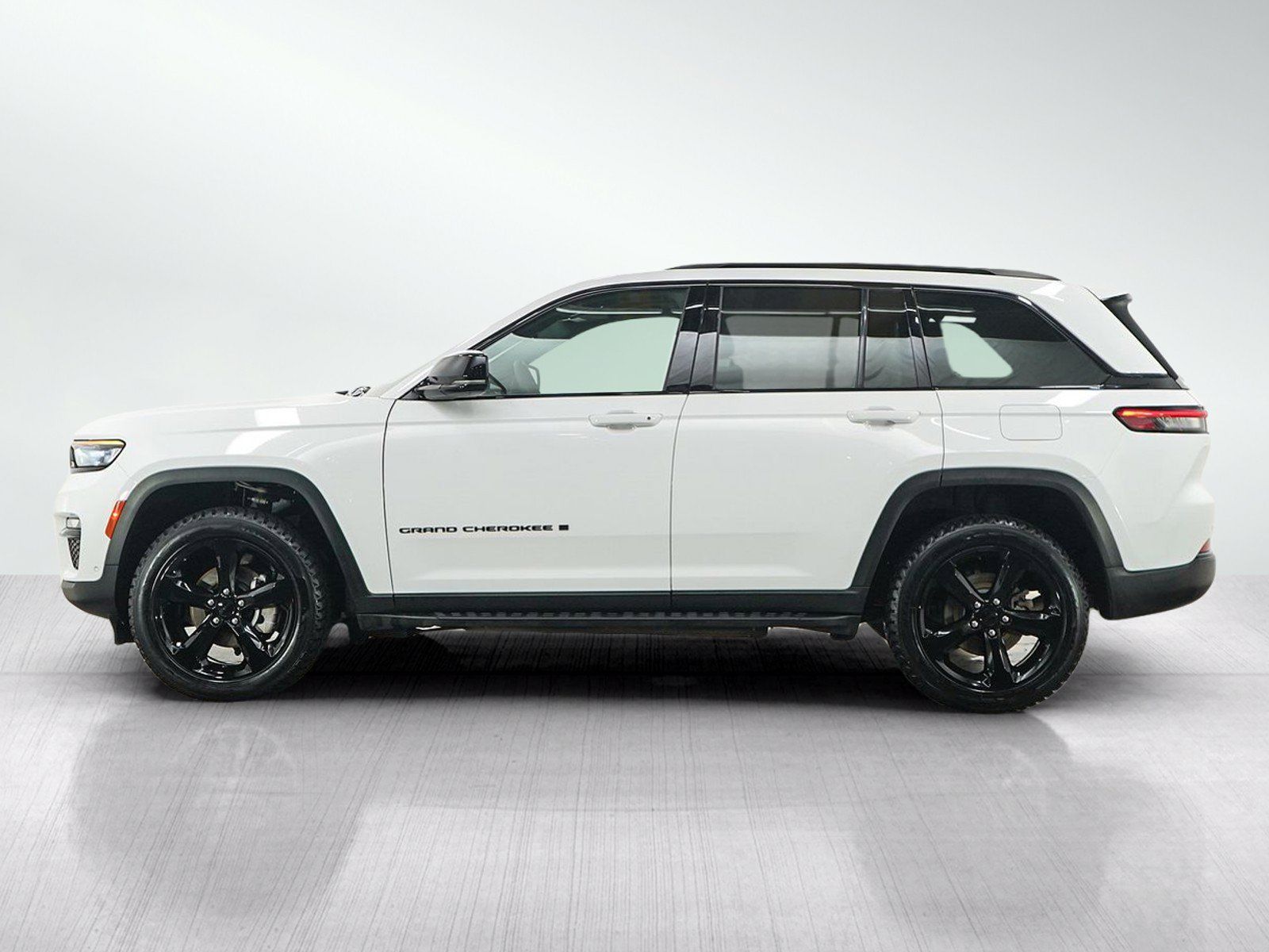 Used 2024 Jeep Grand Cherokee Limited w/ Luxury Tech Group II AWD/4WD image 3