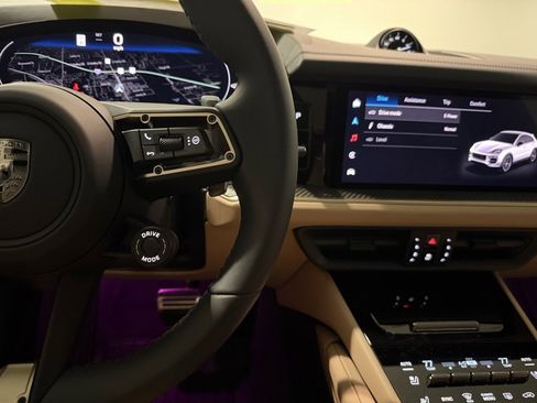 Certified 2025 Porsche Cayenne Turbo image 14