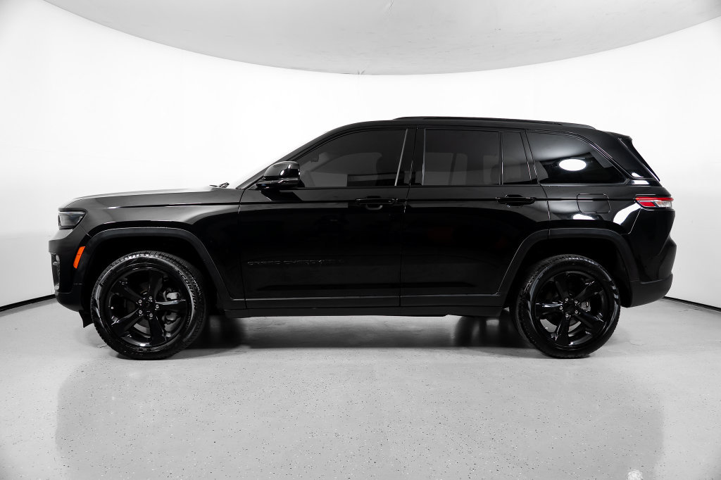Used 2023 Jeep Grand Cherokee Limited w/ Black Appearance Package AWD/4WD image 13