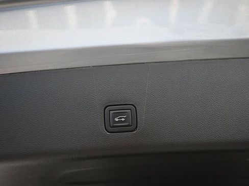 Used 2023 Chevrolet Traverse Premier image 9