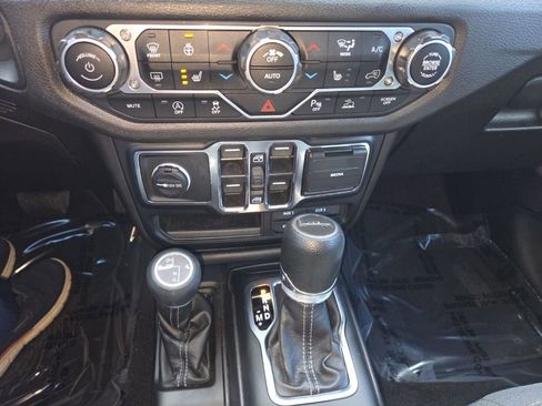 Used 2024 Jeep Gladiator Sport image 19