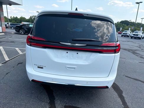 Used 2025 Chrysler Pacifica Select FWD image 3