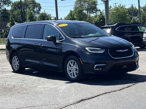 Used 2023 Chrysler Pacifica Touring-L FWD image 7