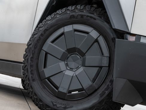 Used 2024 Tesla Cybertruck AWD Crew Cab image 11