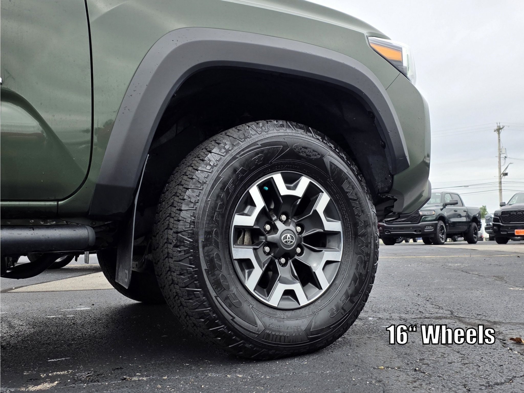Used 2021 Toyota Tacoma TRD Off-Road w/ Technology Package AWD/4WD image 9