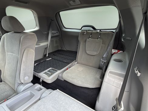 Used 2013 Toyota Highlander Plus AWD/4WD image 17