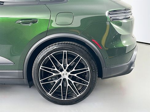 Certified 2025 Porsche Macan Electric image 12