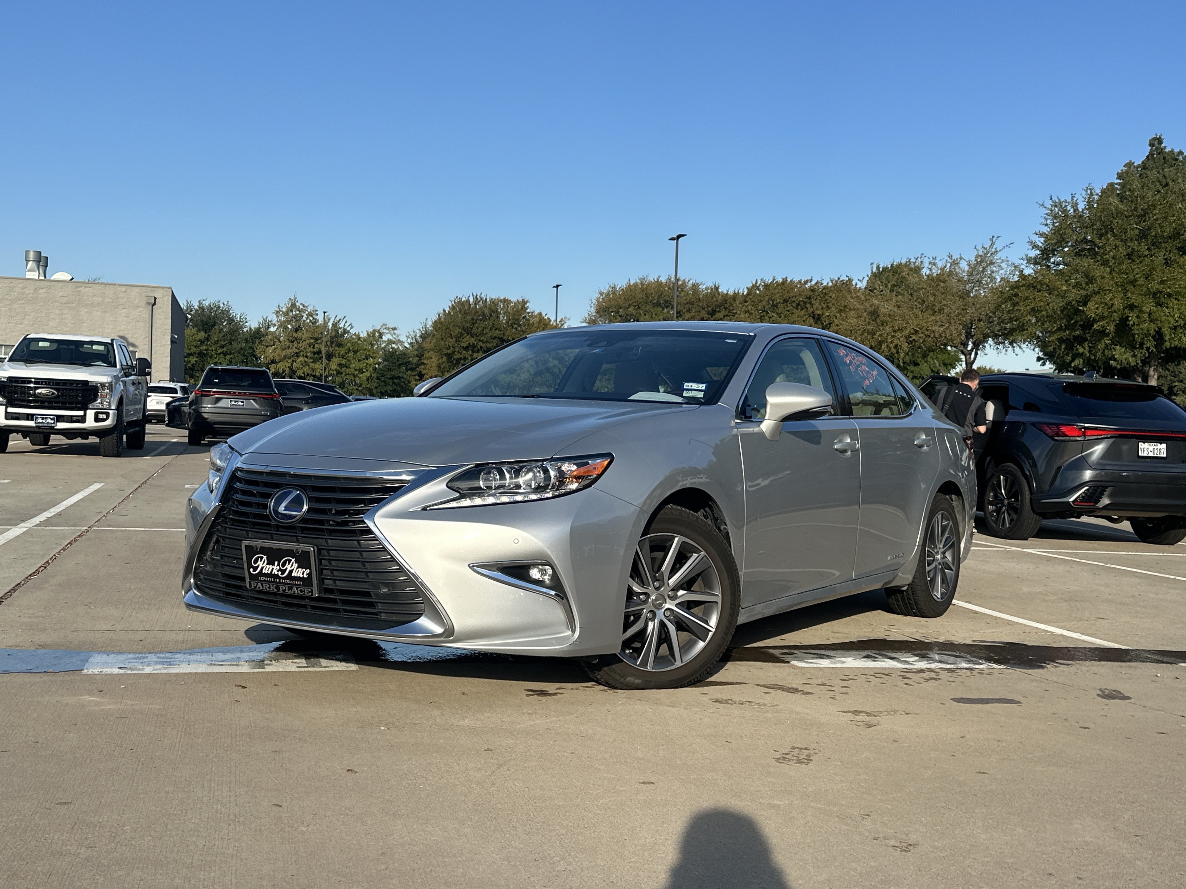 Used 2018 Lexus ES 300h w/ Luxury Package FWD image 1