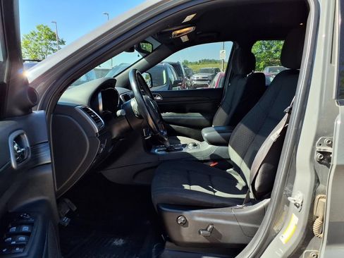 Used 2020 Jeep Grand Cherokee Laredo AWD/4WD image 13